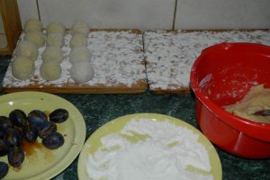 Desert galuste cu prune in crusta de biscuiti