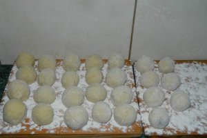 Desert galuste cu prune in crusta de biscuiti