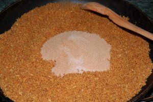 Desert galuste cu prune in crusta de biscuiti
