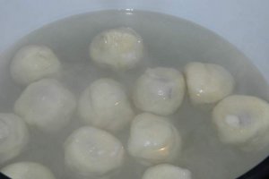 Desert galuste cu prune in crusta de biscuiti