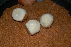 Desert galuste cu prune in crusta de biscuiti