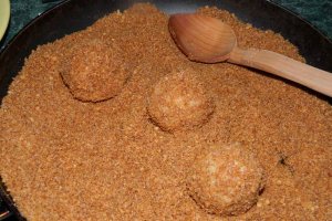Desert galuste cu prune in crusta de biscuiti