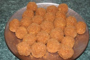 Desert galuste cu prune in crusta de biscuiti