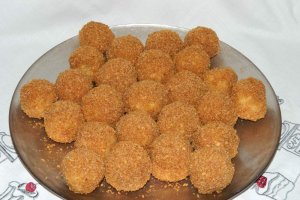 Desert galuste cu prune in crusta de biscuiti