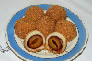 Desert galuste cu prune in crusta de biscuiti
