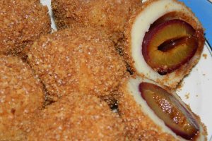 Desert galuste cu prune in crusta de biscuiti
