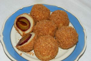 Desert galuste cu prune in crusta de biscuiti