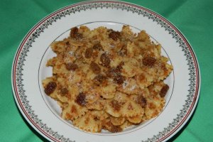 Farfale cu biscuiti, nuca si stafide