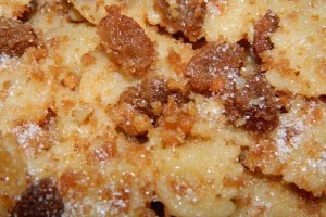 Farfale cu biscuiti, nuca si stafide