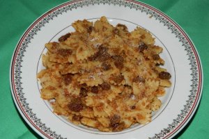 Farfale cu biscuiti, nuca si stafide