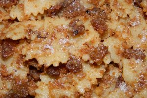 Farfale cu biscuiti, nuca si stafide