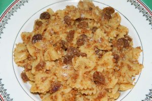 Farfale cu biscuiti, nuca si stafide