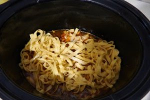 Ragu de pui cu paste de casa la slow cooker Crock Pot