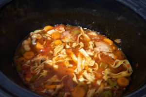 Ragu de pui cu paste de casa la slow cooker Crock Pot
