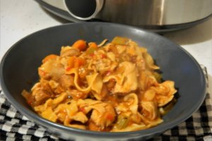 Ragu de pui cu paste de casa la slow cooker Crock Pot