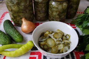 Salata cu castraveti si ardei iute, la borcan