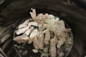 Spatzle cu carne de porc la slow cooker Crock Pot