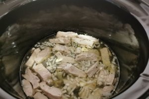 Spatzle cu carne de porc la slow cooker Crock Pot