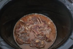 Pulpa de manzat de vita cu sos de vin la slow cooker Crock Pot
