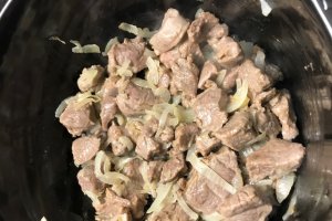 Berbecut cu gutui in stil grecesc gatit la slow cooker Crock Pot