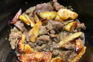 Berbecut cu gutui in stil grecesc gatit la slow cooker Crock Pot