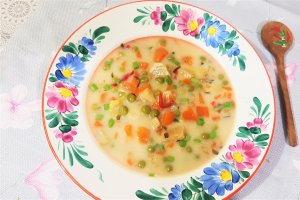 Ciorba de gaina cu mazare, tarhon si iaurt la slow cooker Crock Pot