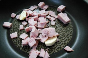 Paste cu sunca si sos alb, o combinatie delicioasa