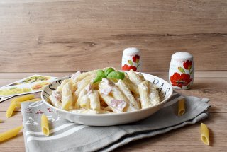 Paste cu sunca si sos alb, o combinatie delicioasa