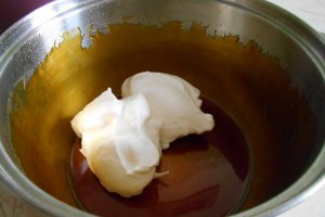 Desert crema de zahar caramelizat, cu albusuri