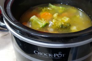Ciorba cu broccoli, costita afumata si linte la slow cooker Crock Pot