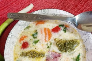 Ciorba cu broccoli, costita afumata si linte la slow cooker Crock Pot