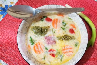 Ciorba cu broccoli, costita afumata si linte la slow cooker Crock Pot