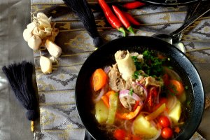 Shurpa – supa uzbeka de berbecut pregatita la slow cooker Crock Pot