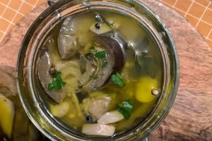 Vinete la borcan, cu usturoi si ierburi aromatice in ulei 