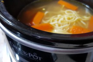 Supa de gaina cu taitei preparata la slow cooker Crock Pot