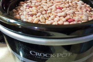 Fasole granata fiarta la slow cooker Crock Pot