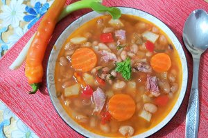 Ciorba de fasole boabe cu ciolan de porc si leustean la slow cooker Crock Pot