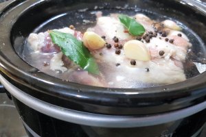 Costite de mangalita cu bere la slow cooker Crock Pot