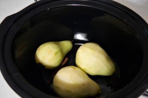 Pere in sos de rodii la slow cooker Crock Pot