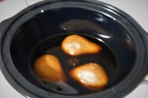 Pere in sos de rodii la slow cooker Crock Pot