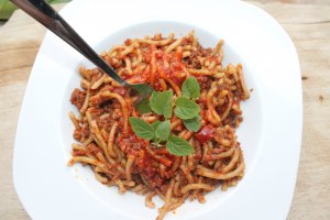 Spaghete integrale cu carne tocata de vita si must la slow cooker Crock Pot