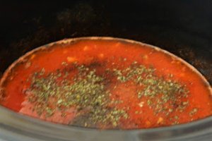 Paste de casa cu bacon si spanac in sos de rosii la slow cooker Crock Pot