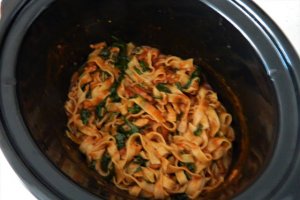 Paste de casa cu bacon si spanac in sos de rosii la slow cooker Crock Pot