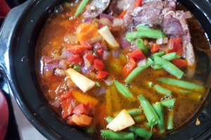 Ciorba de fasole verde cu afumatura la slow Crock Pot