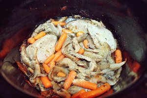 Medalion de vitel cu pleurotus si baby morcov la slow cooker Crock Pot