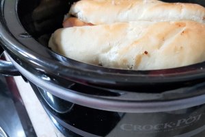 Sandwici cald cu cremvusti si Provaleta la slow cooker Crock Pot