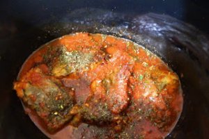 Crap in sos de rosii cu busuioc si usturoi la slow cooker Crock Pot