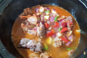 Tocanita ardeiata de vacuta la slow cooker Crock Pot