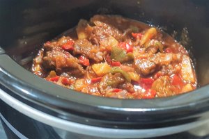 Tocanita ardeiata de vacuta la slow cooker Crock Pot