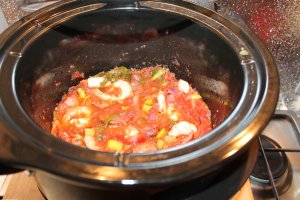 Creveti cu vegetale si carnati la slow cooker Crock Pot